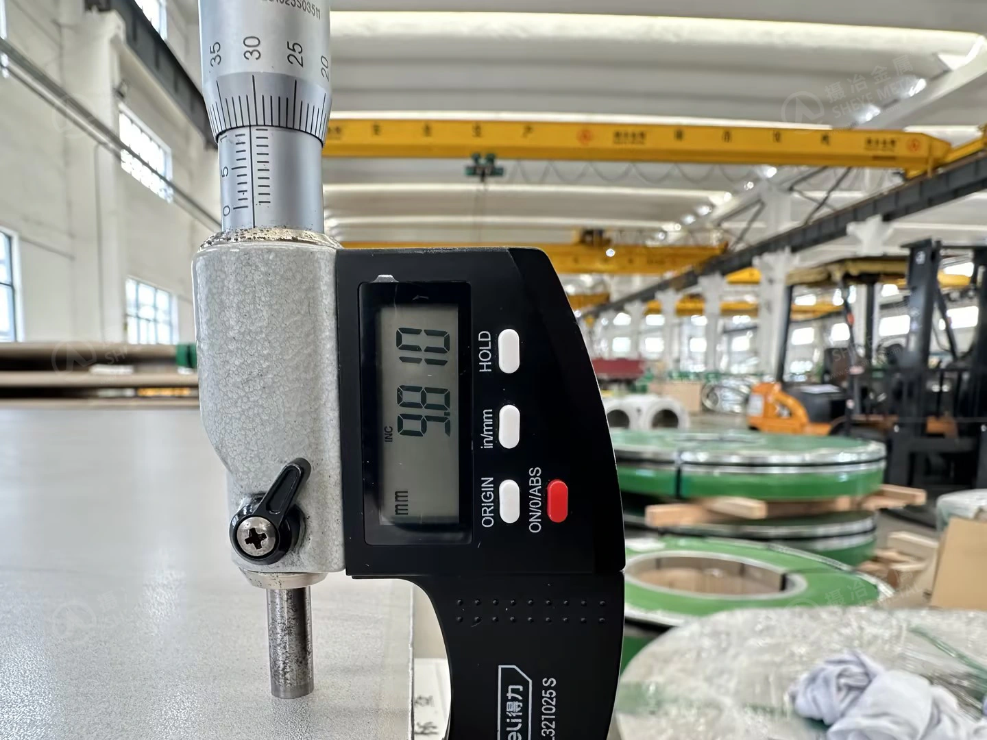 Digital micrometer checking one point on a nominal 10 mm 310S stainless steel plate for Vietnam.