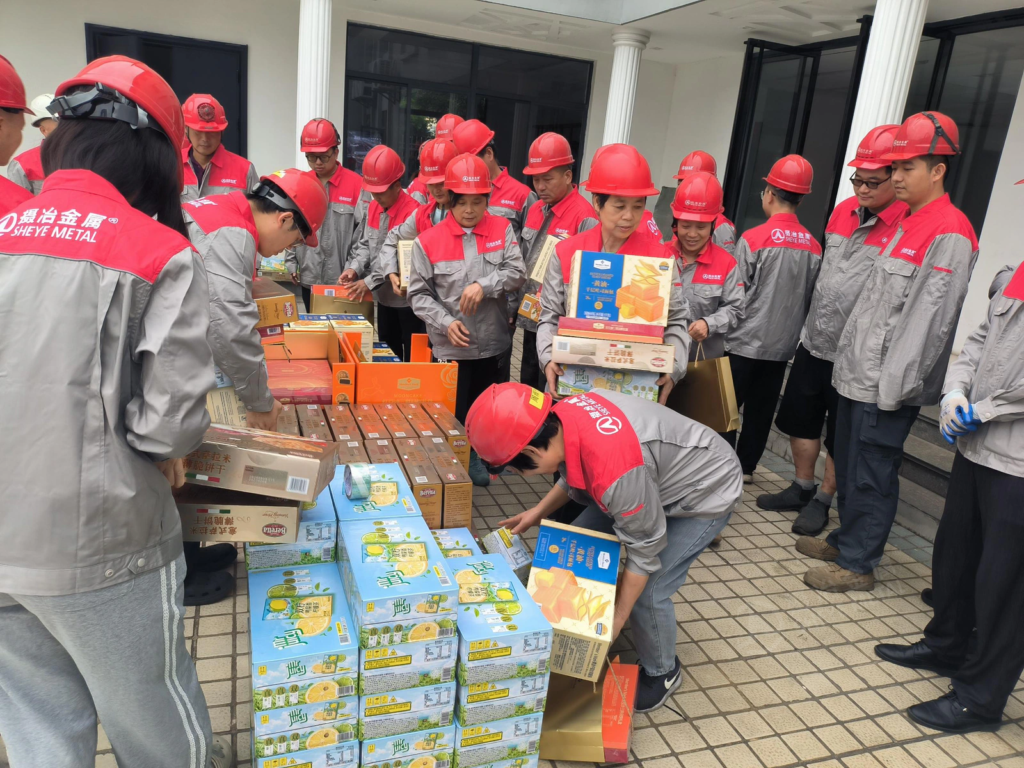 Sheye Metal colleagues in red and grey workwear collecting Mid-Autumn holiday gifts.